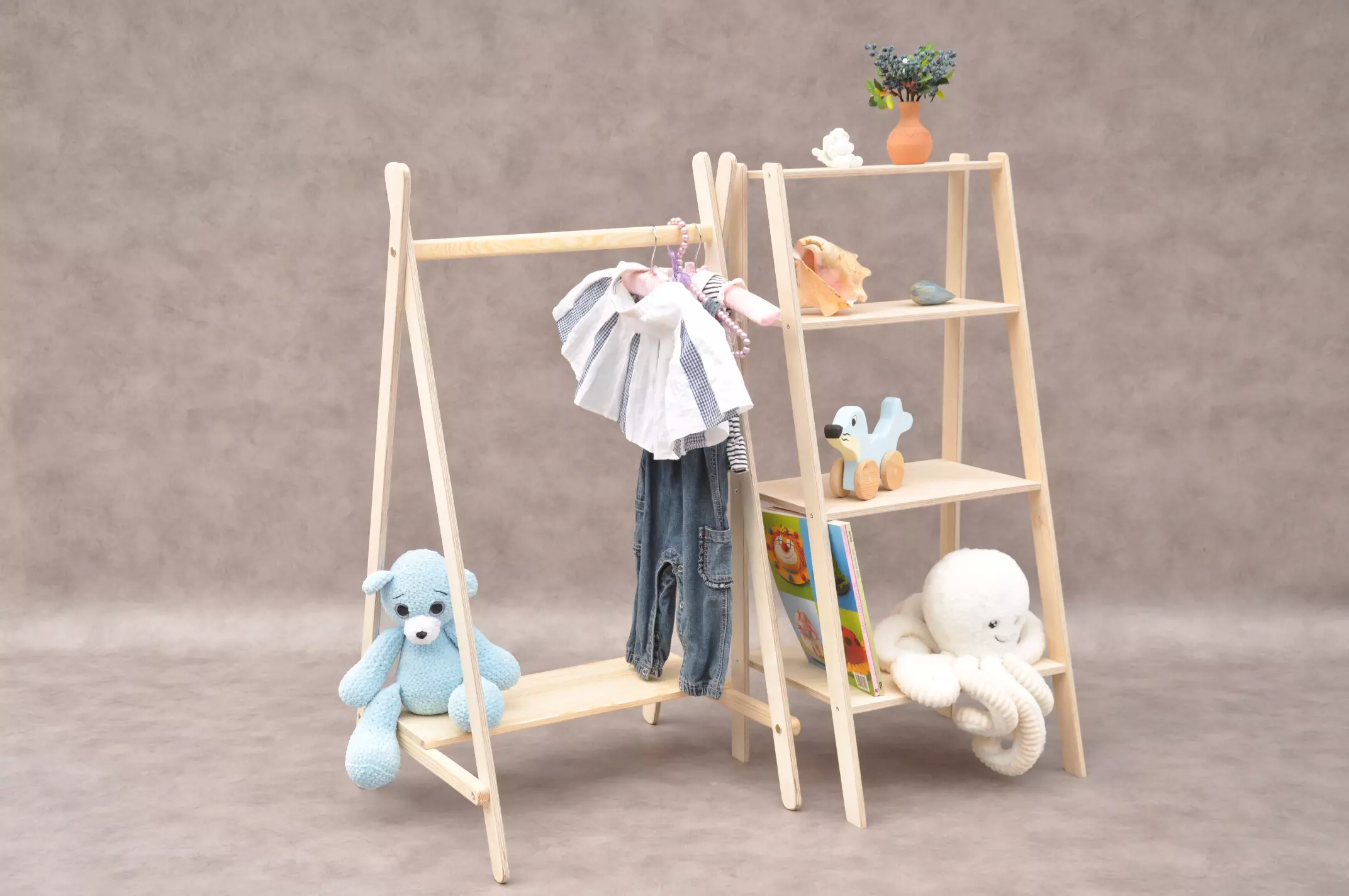 Dzimšanas dienā dāvana Montessori bērnam - koka mēbeļu komplekts bērnistabai: Tipi drēbju pakaramais, bērnu skapis un koka plauktu komplekts. Pērc izdevīgi Barin.lv veikalā ar piegādi.