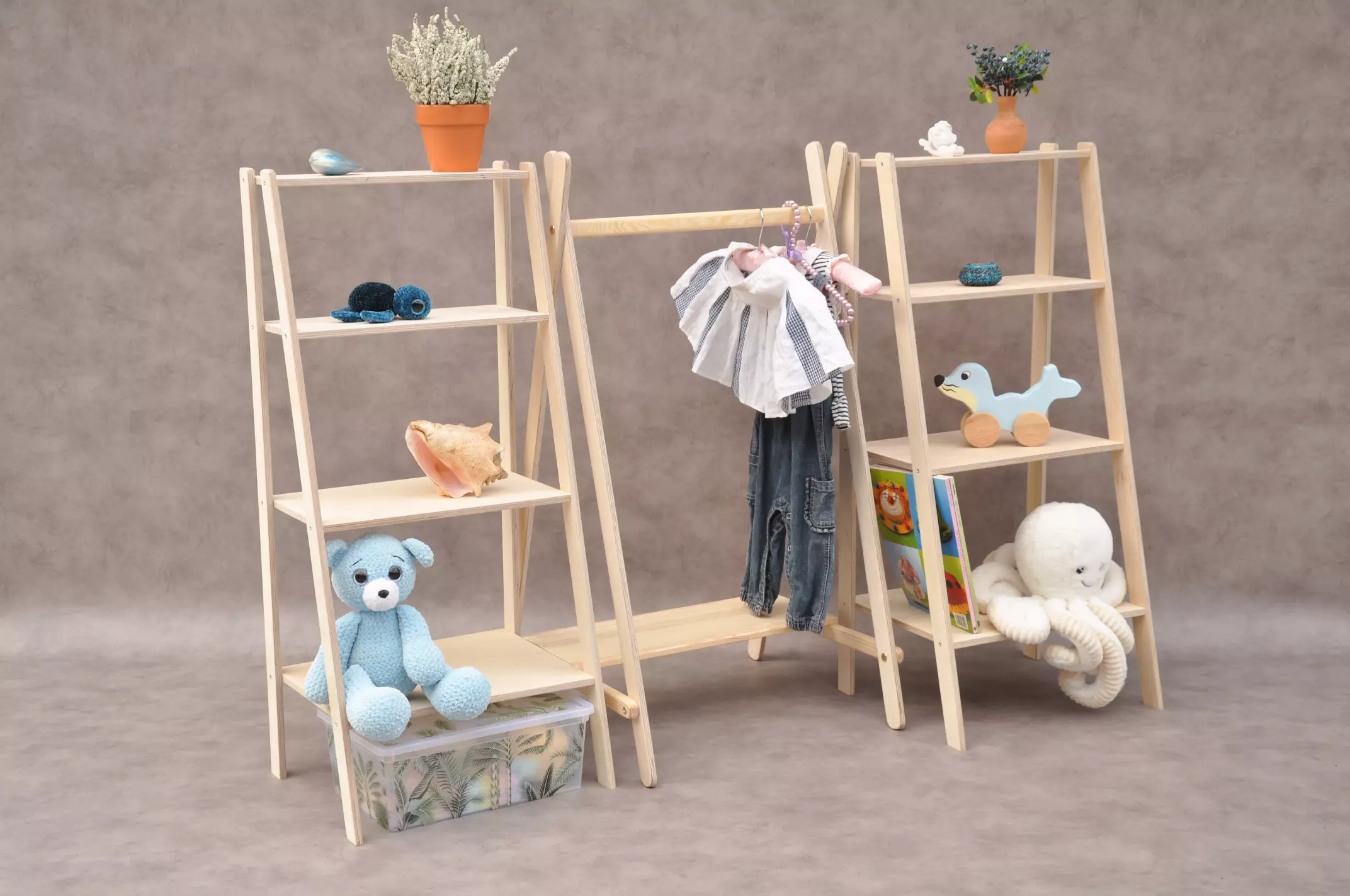 Dāvana bērnam dzimšanas dienā - Montessori bērnu drēbju rotaļu māja: koka drebju skapis un pakaramais bērniem vēcuma no 1 gada līdz 2 3 4 gadiem no Barin.lv veikala ar piegādi.