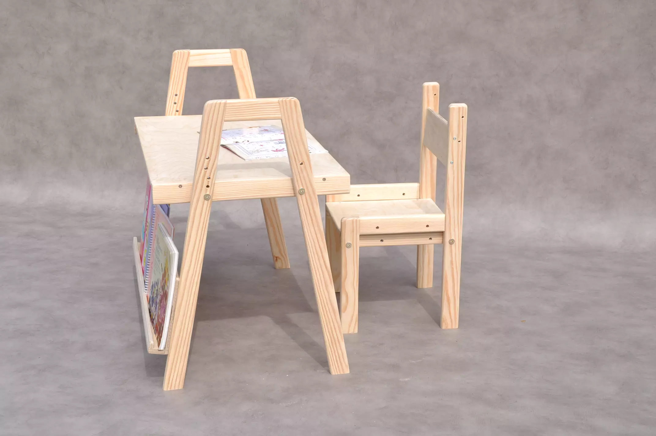 Bērnu galds ar grāmatu plauktu un ergonomisku krēsliņu – ideāls mācībām, zīmēšanai un radošām aktivitātēm bērniem 1–6 gadiem.