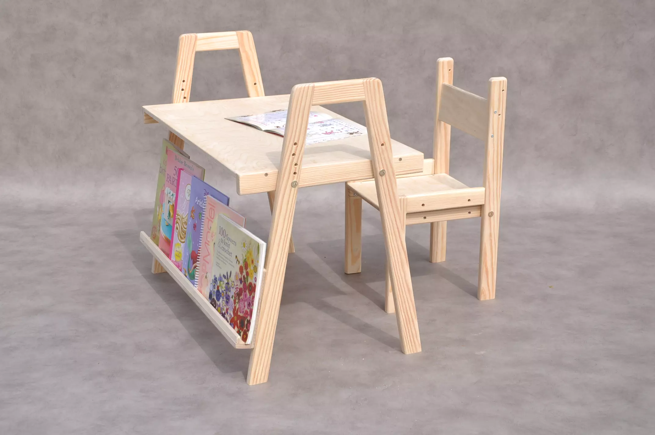 Montessori bērnu rakstāmgalds ar krēslu – regulējams koka mācību stūrītis bērnam 1–6 gadiem, ideāls mācībām, zīmēšanai un spēlēm.