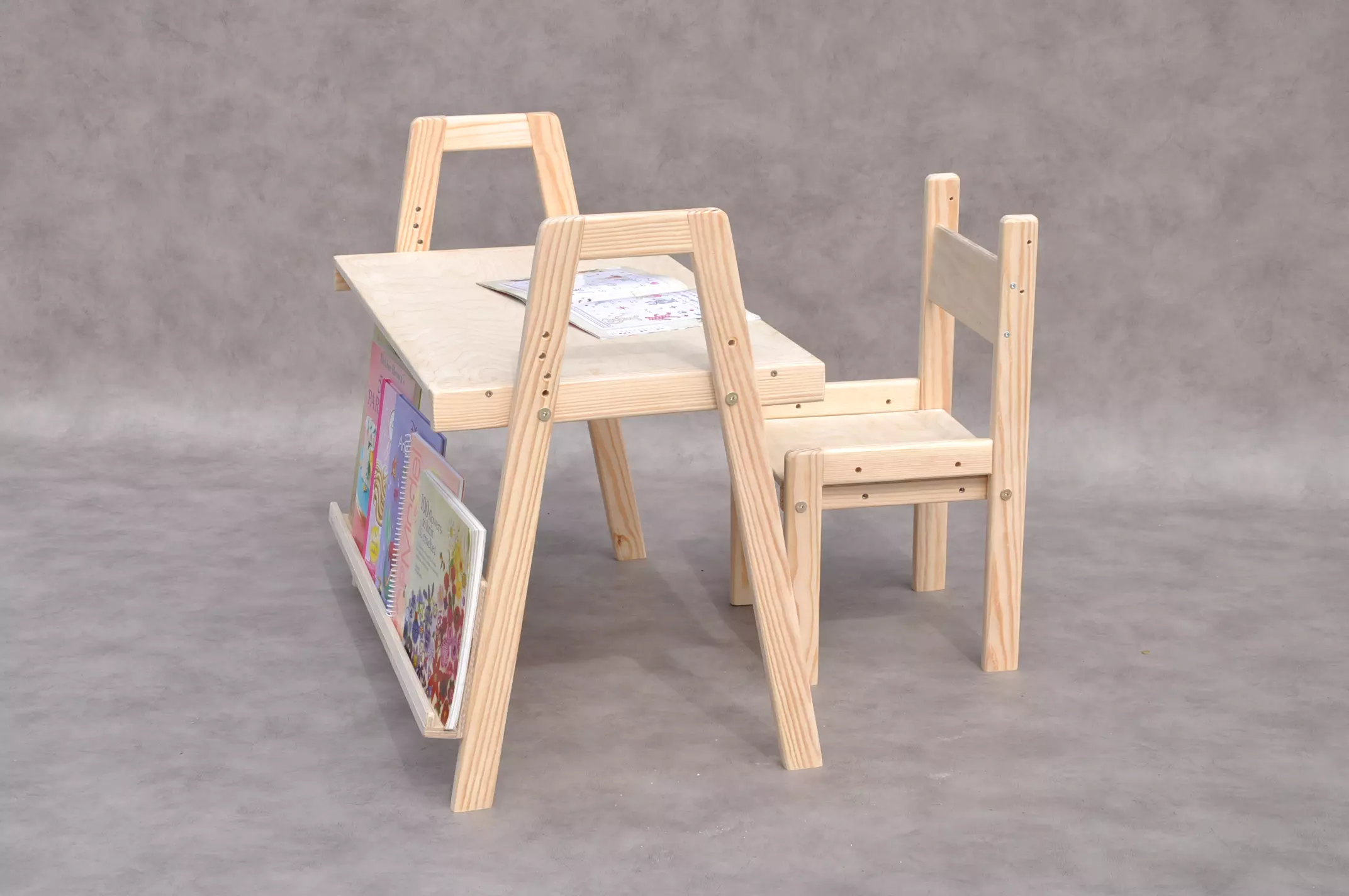Montessori mēbeles no koka - bērnu galds ar krēslu zīmēšanai un mācībām.